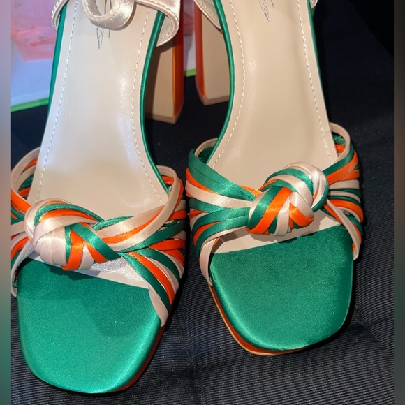 🎀Sun Gurg strappy satiny block heel shoe. New in box - Picture 2 of 6